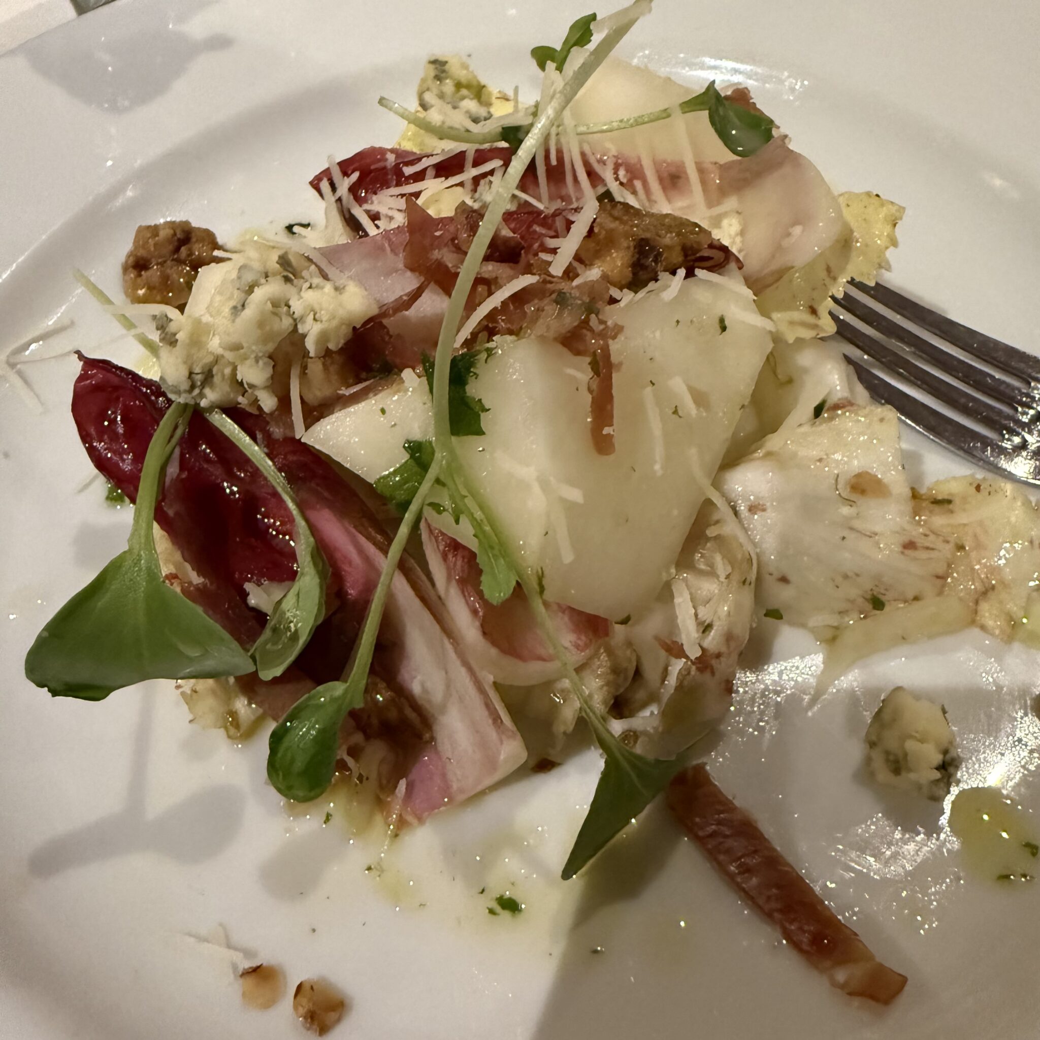 Prosciutto and pear salad with arugula